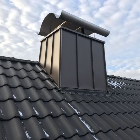 Moderne Kaminbekleidung passend zum Dach