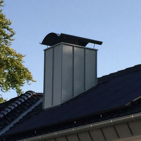 Kaminbekleidung auf einem Dach mit einer Solaranlage