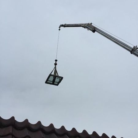 Transport eines Dachfensters mit einem Kran