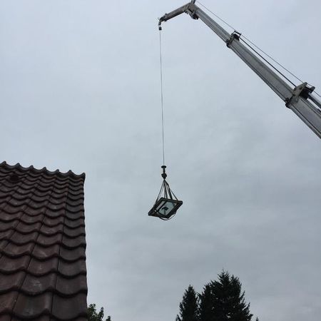 Transport eines Dachfensters mit einem Kran