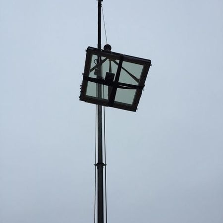 Transport eines Dachfensters mit einem Kran