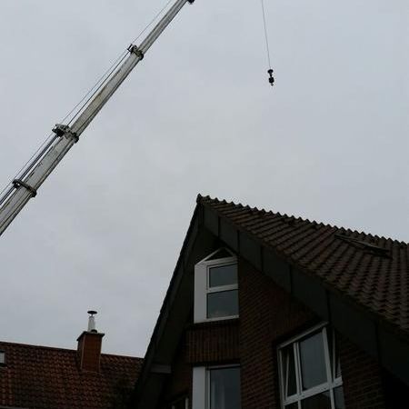 Transport eines Dachfensters mit einem Kran