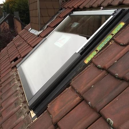 Montiertes Dachfenster, mit Ziegel