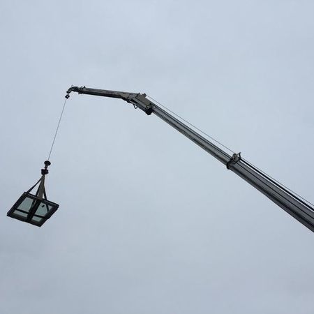 Transport eines Dachfensters mit einem Kran