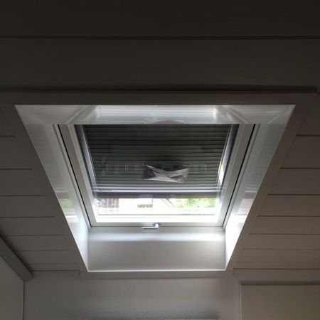 Geöffnetes Dachfenster von Innen
