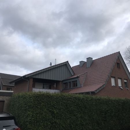 Ansicht eines Daches, welches noch nicht saniert wurde.