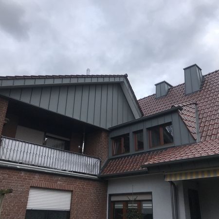 Ansicht eines Daches, welches noch nicht saniert wurde.