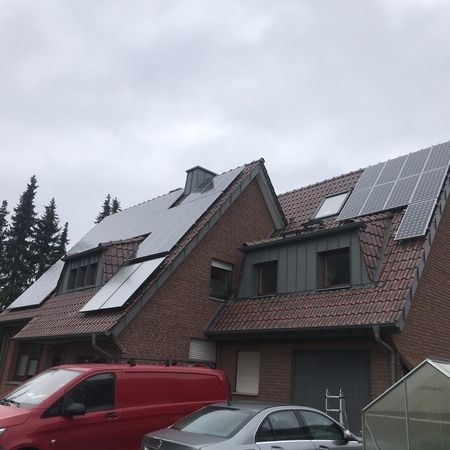 Ansicht eines Daches, welches noch nicht saniert wurde - mit Solaranlage.