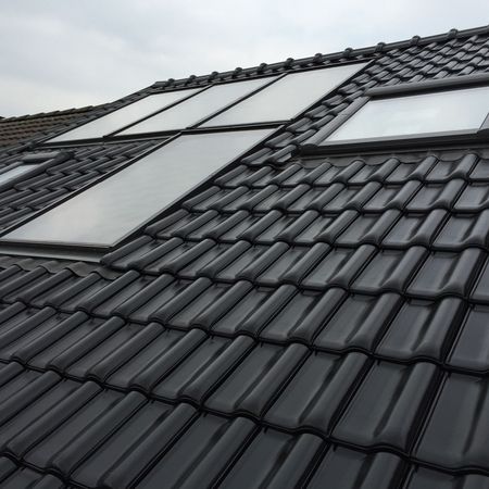 Dachfenster und Solaranlage auf einem sanierten Dach