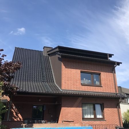 Hausansicht mit saniertem Dach