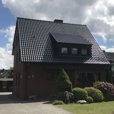 Hausansicht mit saniertem Dach