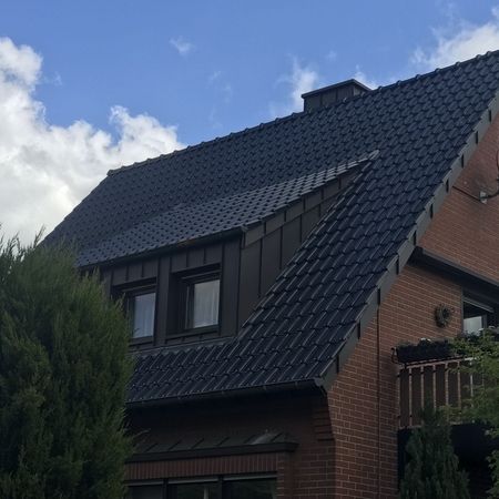 Hausansicht mit saniertem Dach