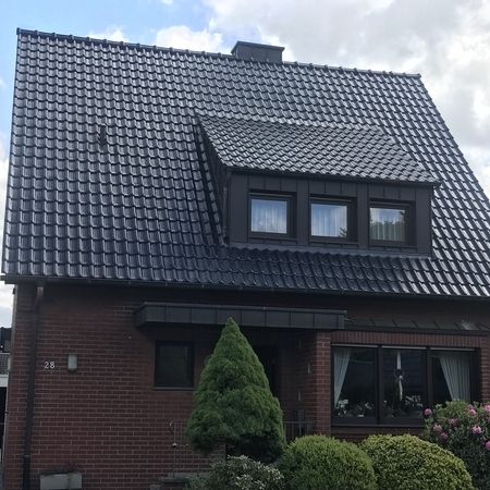 Hausansicht mit saniertem Dach