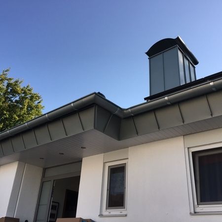 Saniertes Walmdach inkl. Kaminverkleidung