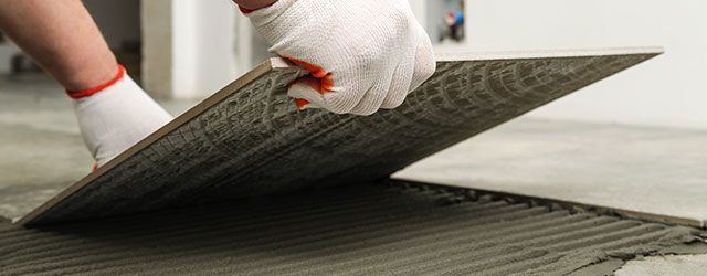 Fachmännische Verlegung von großen Fliesen