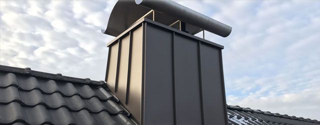 Neue Kaminverkleidung auf einem sanierten Dach