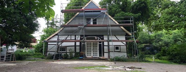 Gerüst vor einem Haus - Dachreparatur