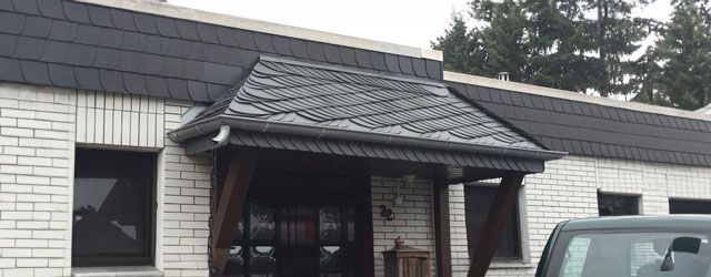 Vordach mit Holzkonstruktion und Schieferziegeln